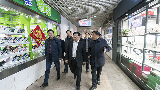 3：图为戴董事长一行检查招商场商户经营情况.jpg